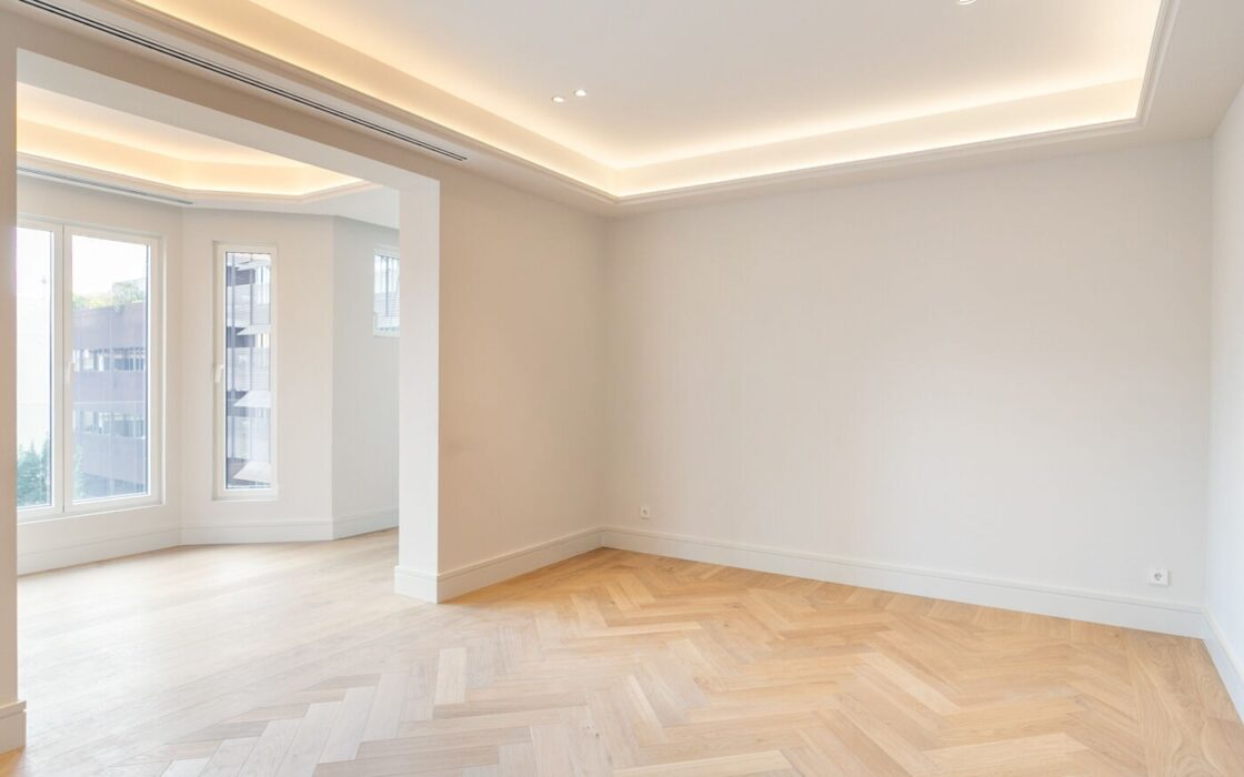 Отремонтированная квартира с террасой в Барселоне 279 кв.м