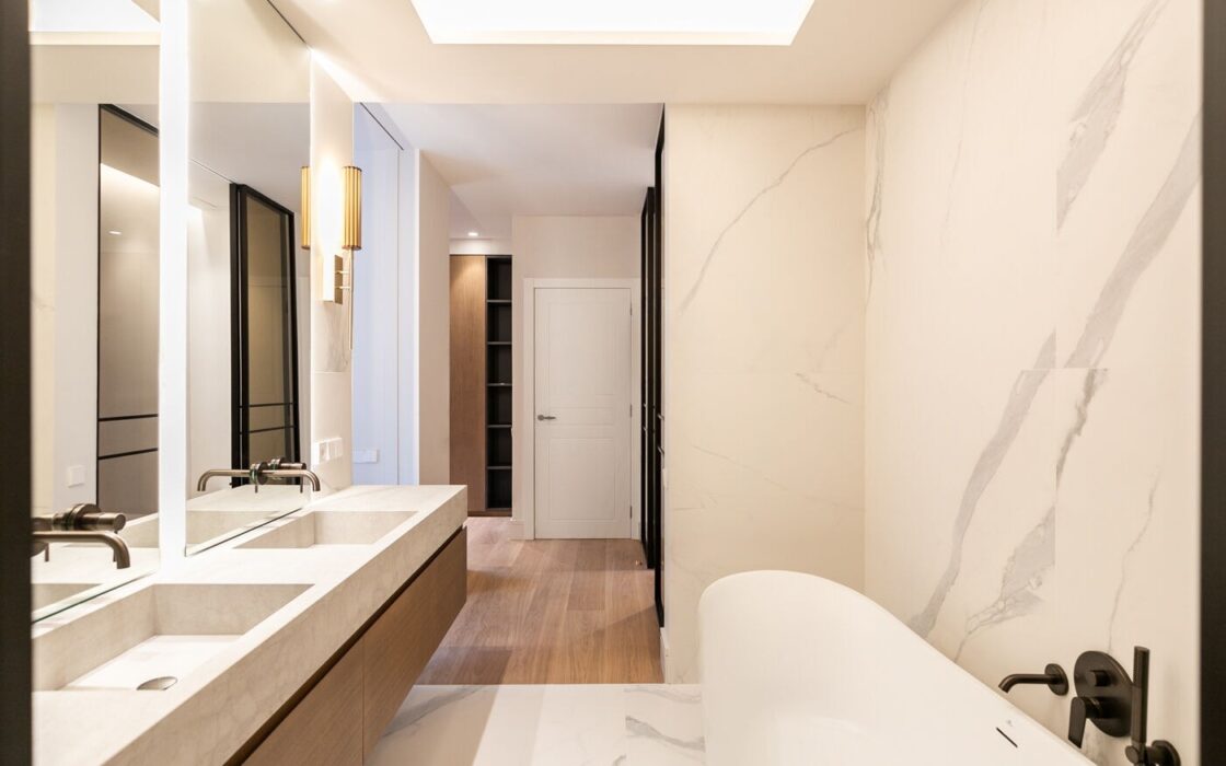 Отремонтированная квартира с террасой в Барселоне 279 кв.м