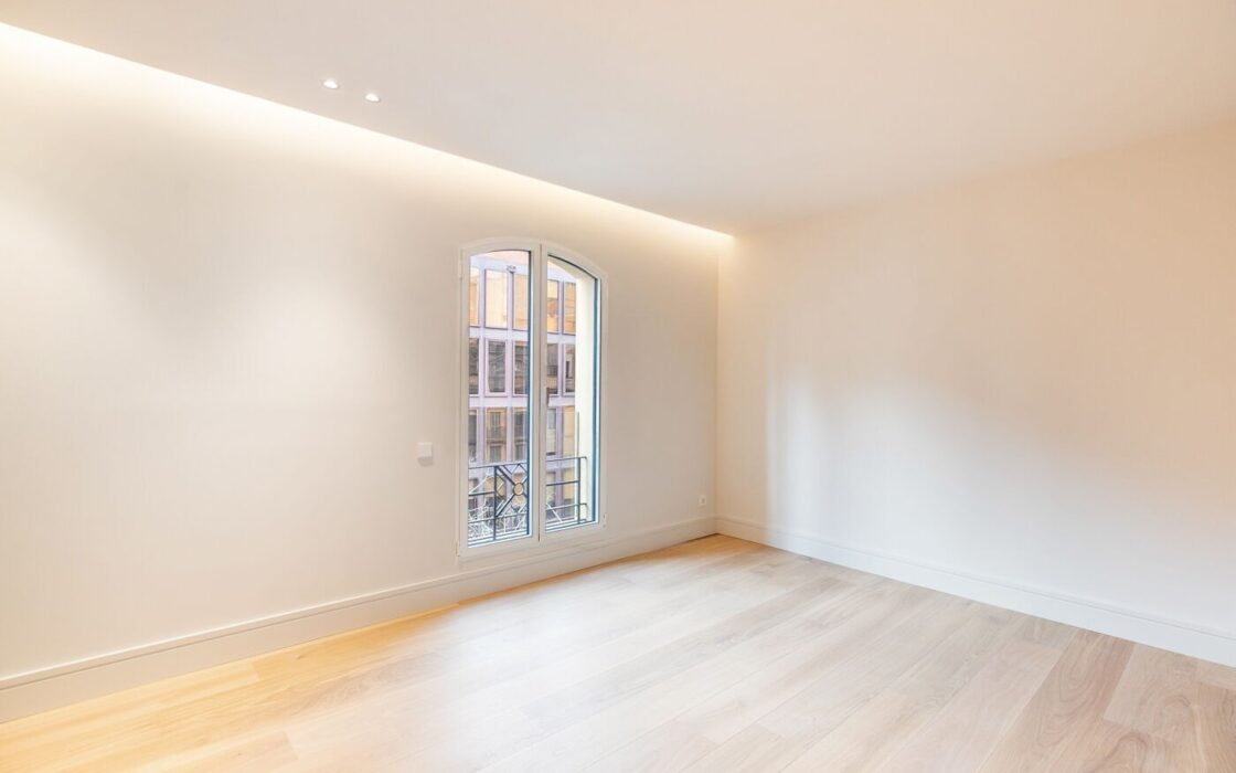 Отремонтированная квартира с террасой в Барселоне 279 кв.м