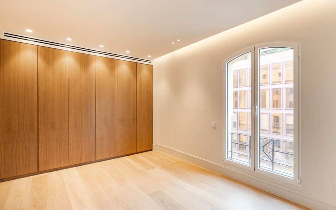 Отремонтированная квартира с террасой в Барселоне 279 кв.м