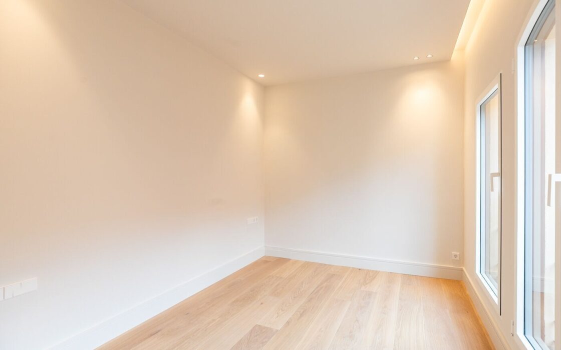 Отремонтированная квартира с террасой в Барселоне 279 кв.м