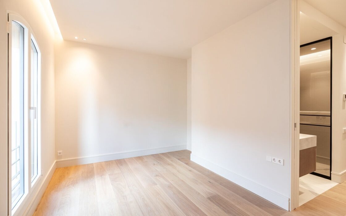 Отремонтированная квартира с террасой в Барселоне 279 кв.м