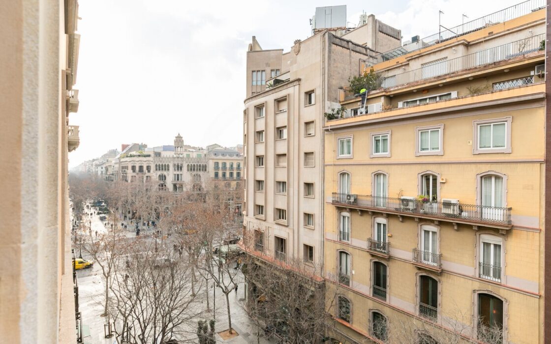 Отремонтированная квартира с террасой в Барселоне 279 кв.м