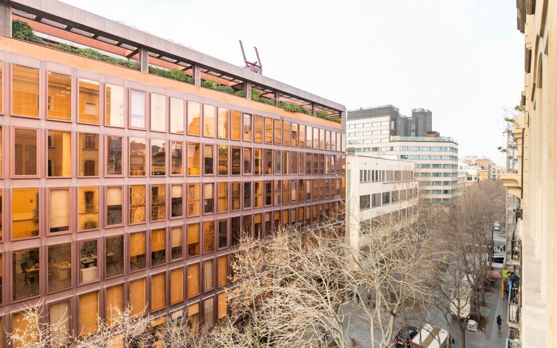 Отремонтированная квартира с террасой в Барселоне 279 кв.м