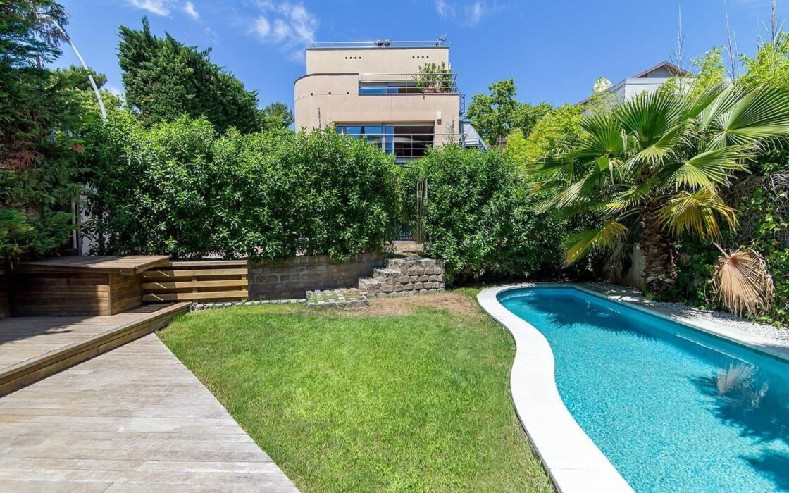 Елегантний особняк з басейном у Педральбесі, Барселона