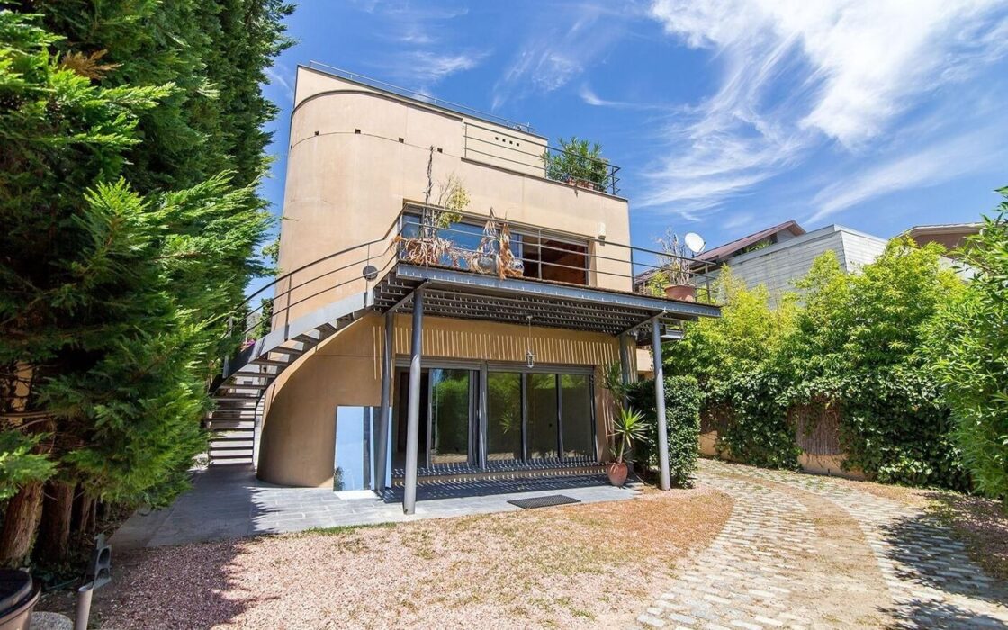 Елегантний особняк з басейном у Педральбесі, Барселона