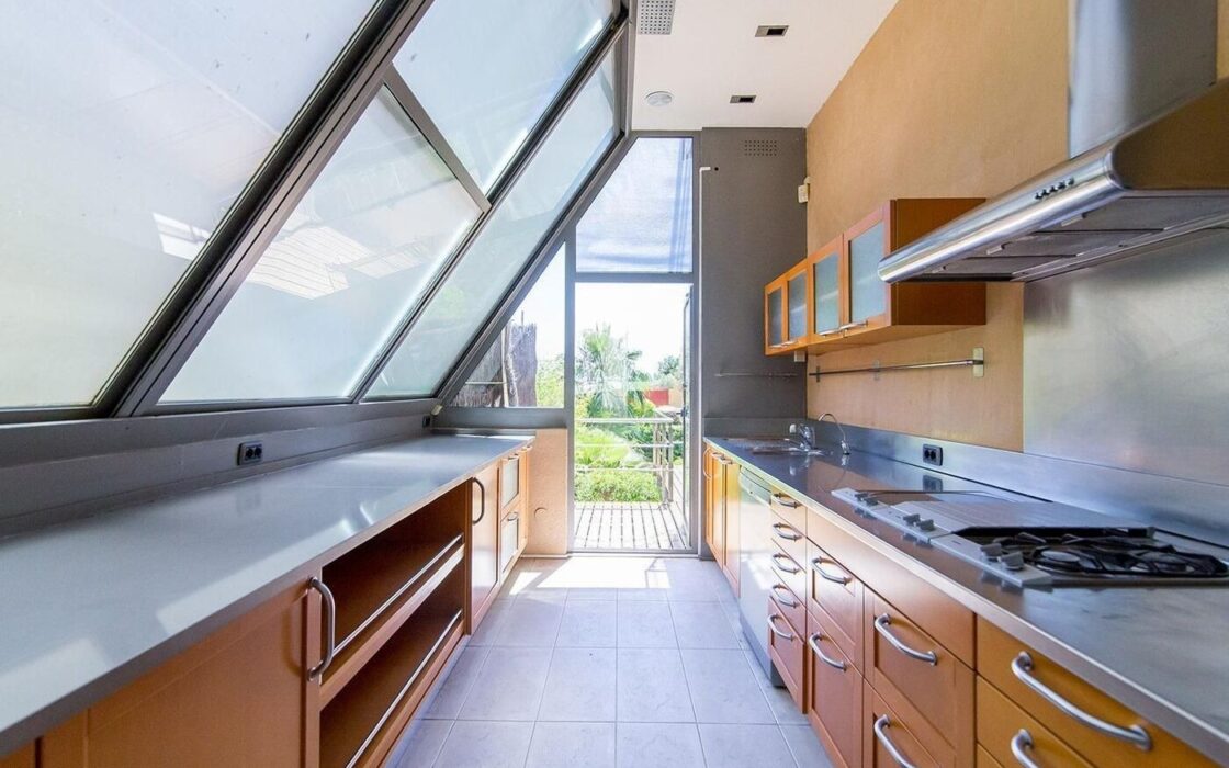 Елегантний особняк з басейном у Педральбесі, Барселона