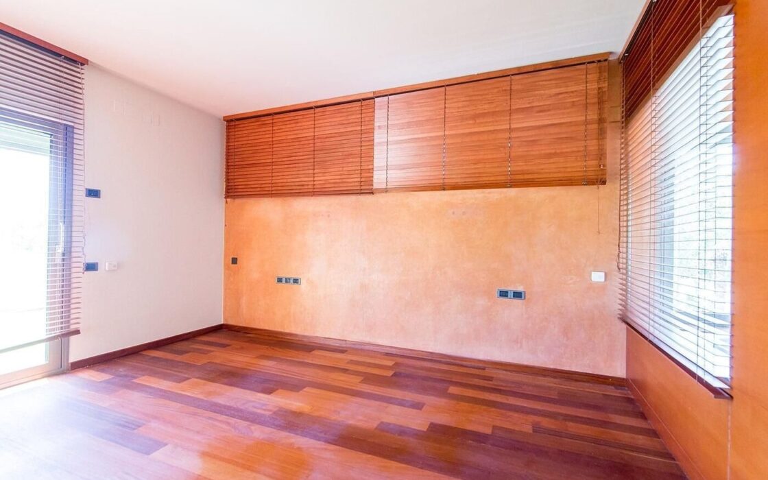 Елегантний особняк з басейном у Педральбесі, Барселона