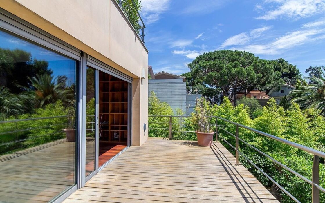 Елегантний особняк з басейном у Педральбесі, Барселона