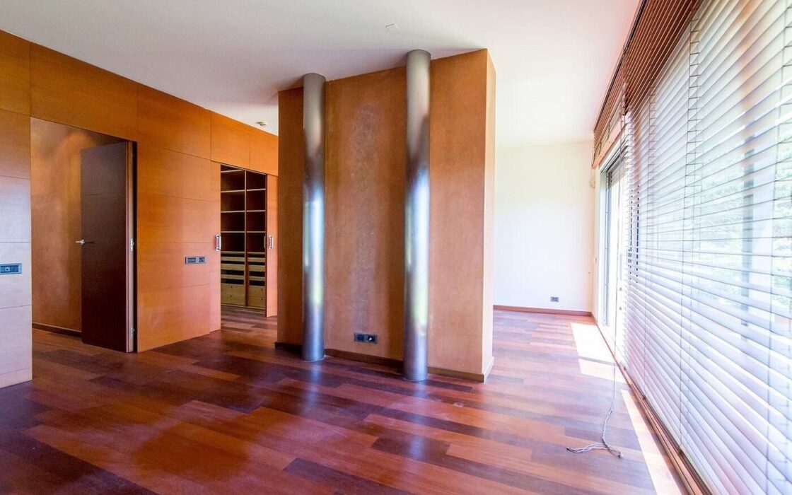 Елегантний особняк з басейном у Педральбесі, Барселона