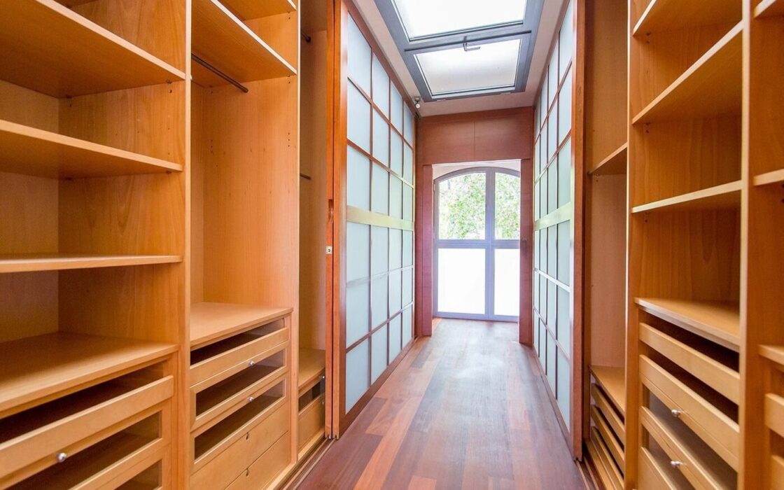 Елегантний особняк з басейном у Педральбесі, Барселона