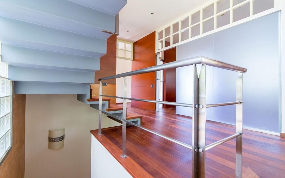 Елегантний особняк з басейном у Педральбесі, Барселона