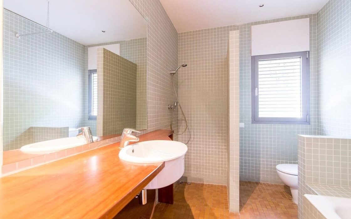 Елегантний особняк з басейном у Педральбесі, Барселона