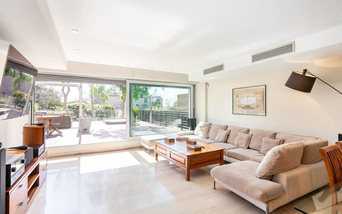 Будинок у Барселоні 437 кв.м з терасою та видом на Гауді