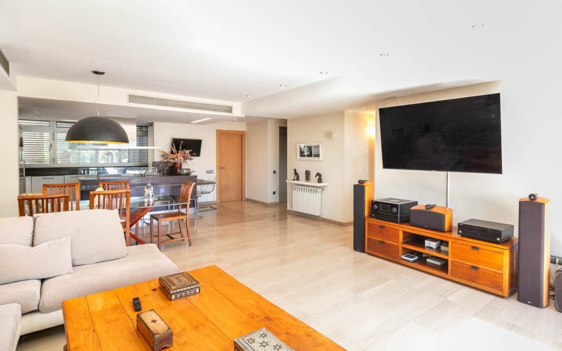 Будинок у Барселоні 437 кв.м з терасою та видом на Гауді