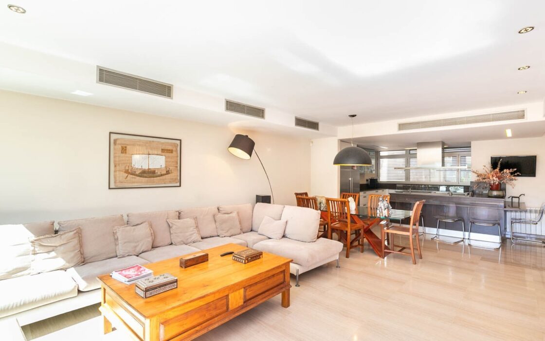 Будинок у Барселоні 437 кв.м з терасою та видом на Гауді