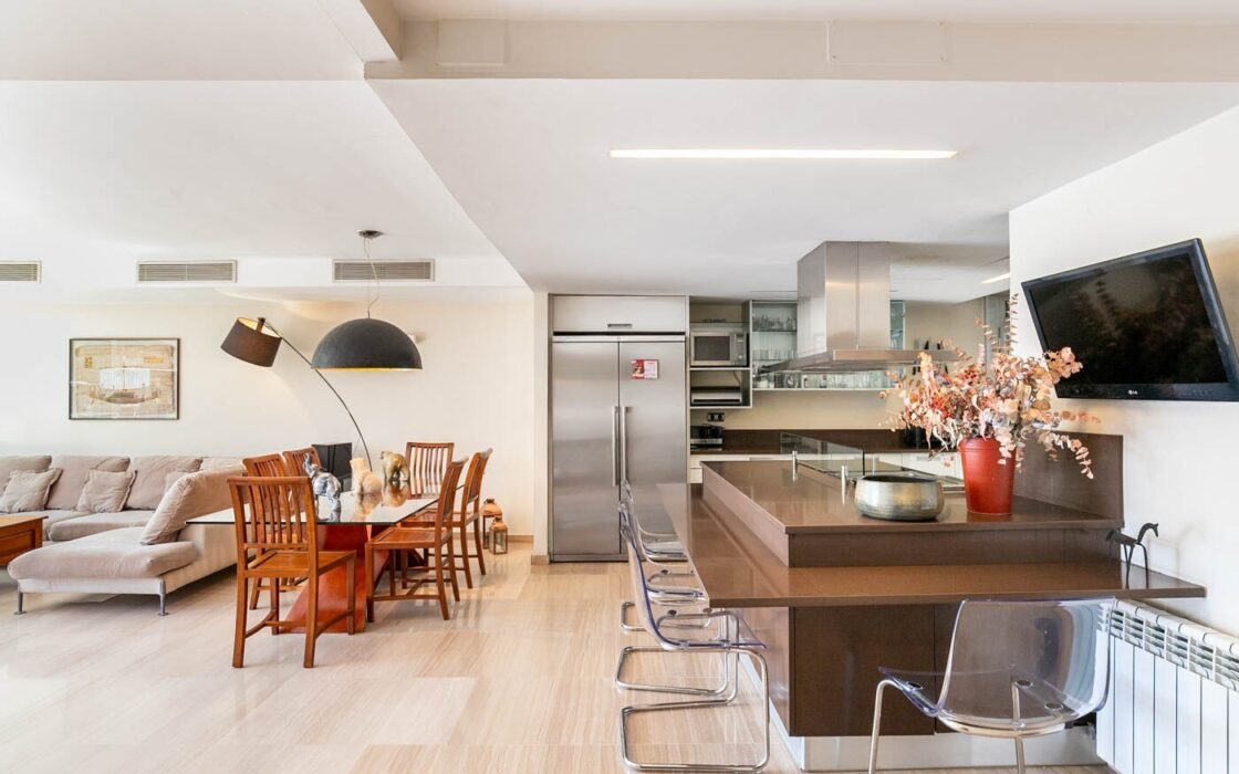 Будинок у Барселоні 437 кв.м з терасою та видом на Гауді