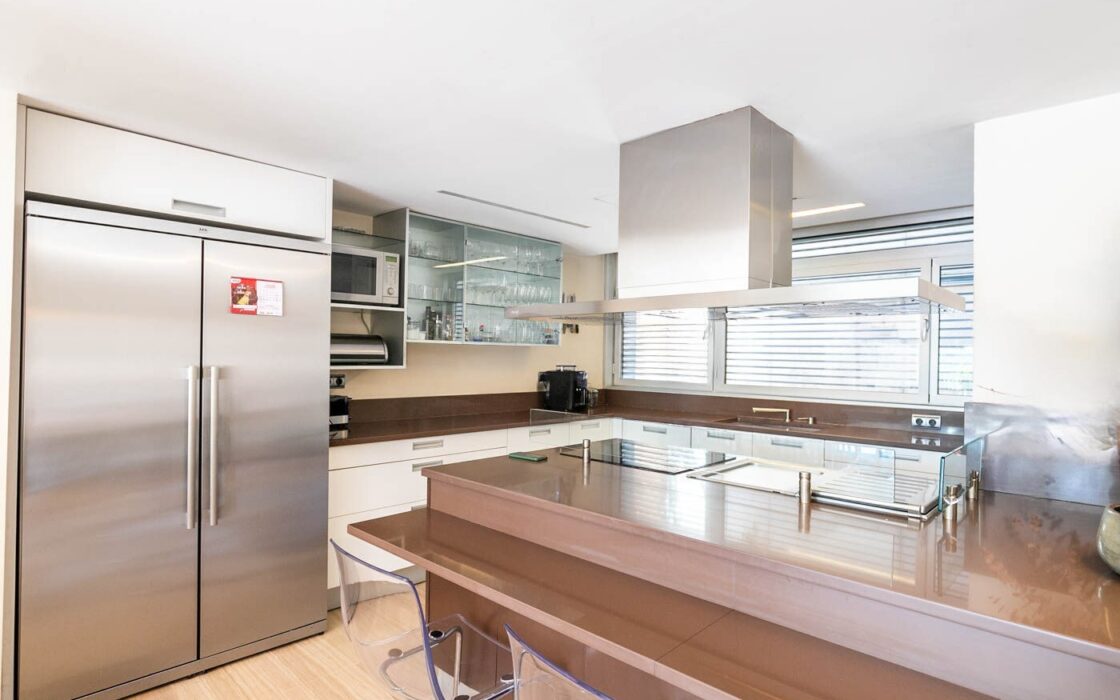 Будинок у Барселоні 437 кв.м з терасою та видом на Гауді