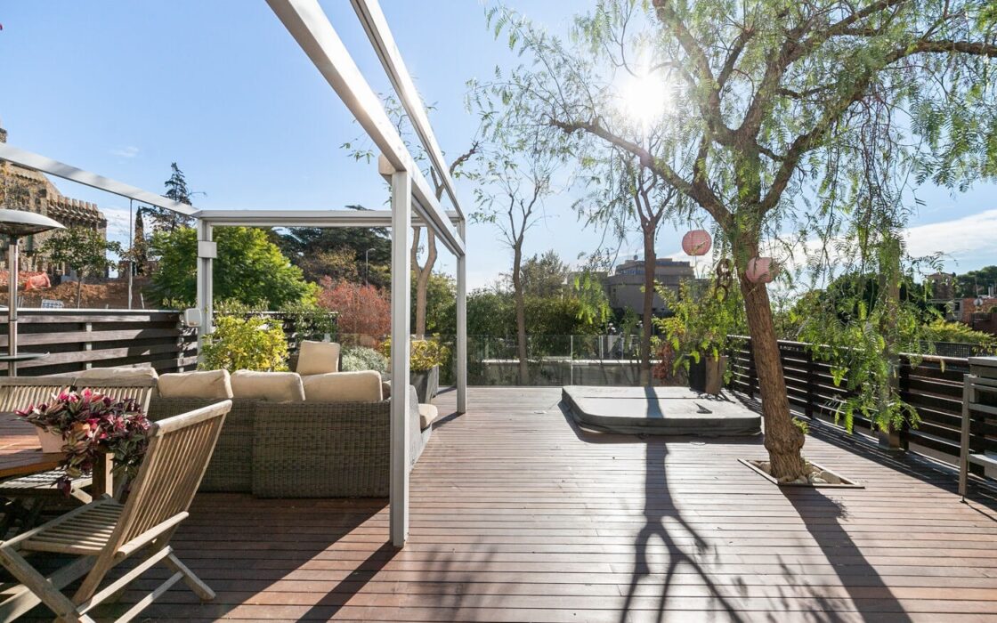 Будинок у Барселоні 437 кв.м з терасою та видом на Гауді