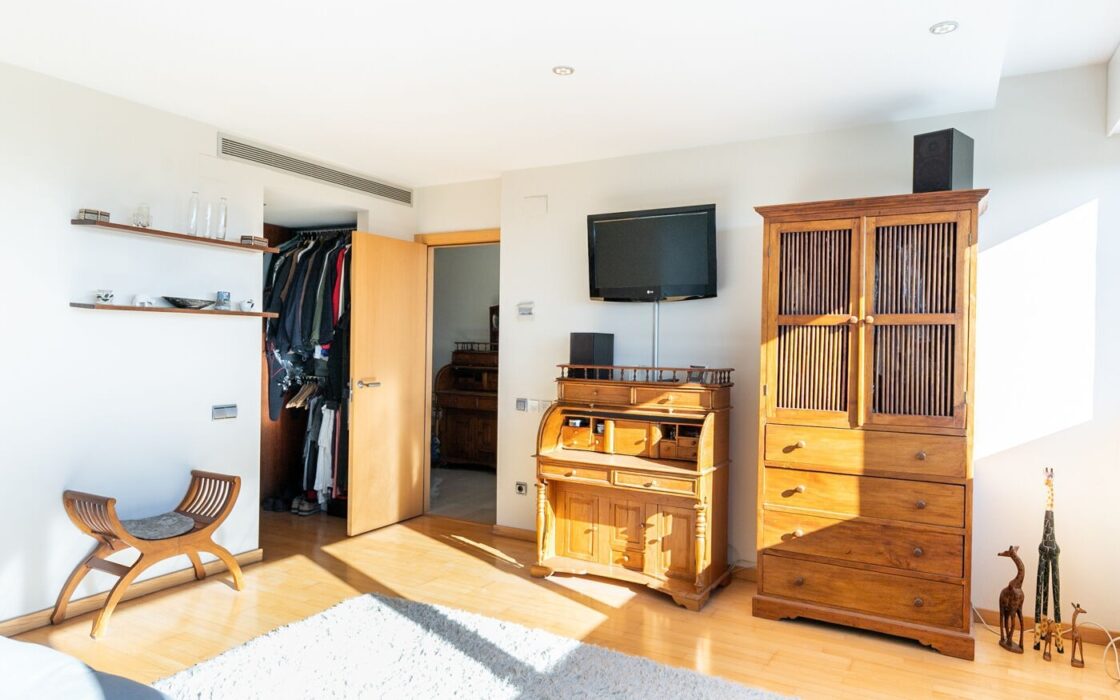 Будинок у Барселоні 437 кв.м з терасою та видом на Гауді