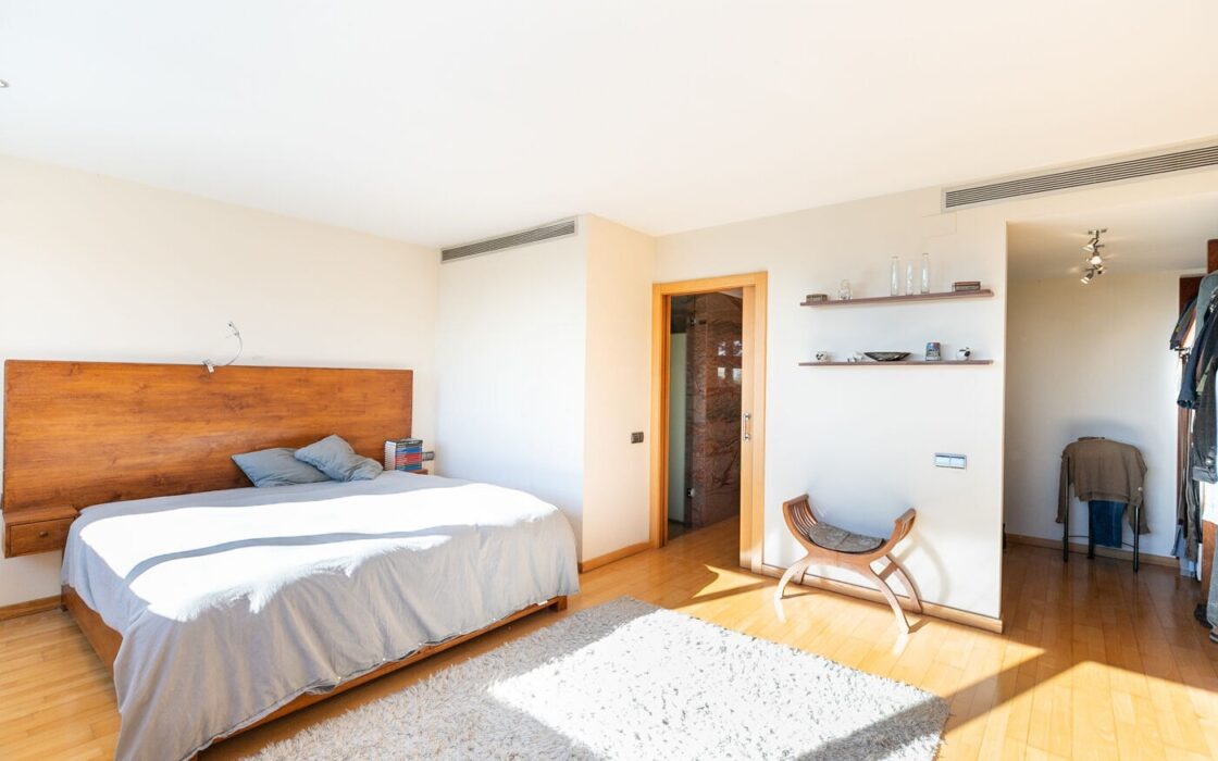 Будинок у Барселоні 437 кв.м з терасою та видом на Гауді