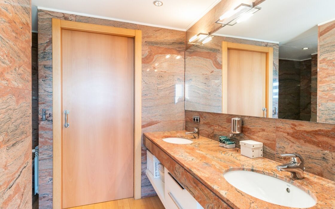 Будинок у Барселоні 437 кв.м з терасою та видом на Гауді