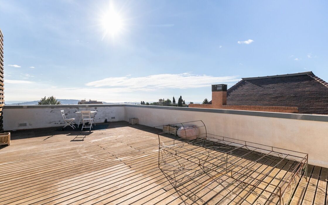 Будинок у Барселоні 437 кв.м з терасою та видом на Гауді