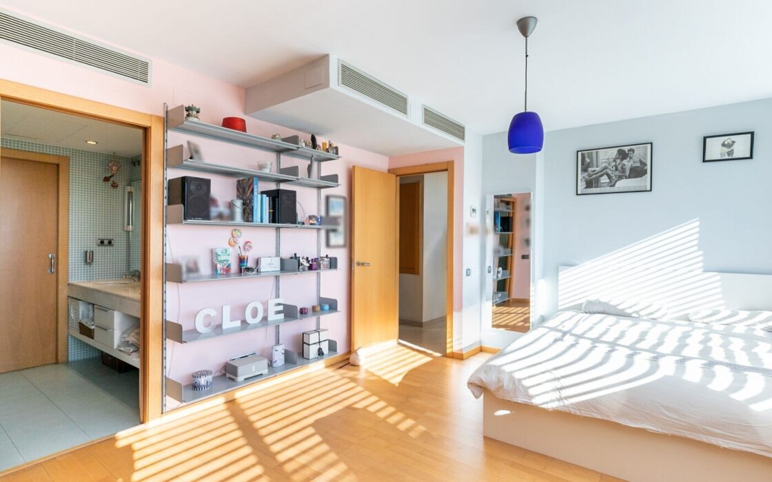 Будинок у Барселоні 437 кв.м з терасою та видом на Гауді