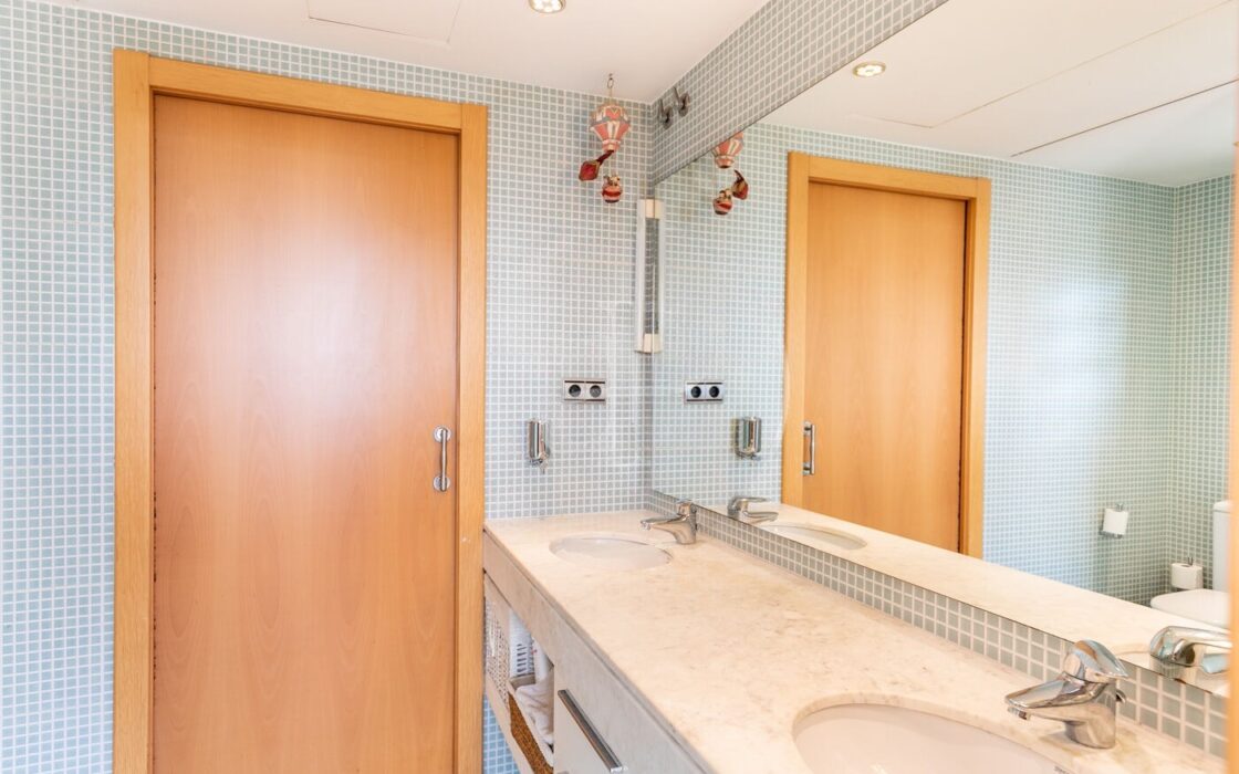 Будинок у Барселоні 437 кв.м з терасою та видом на Гауді