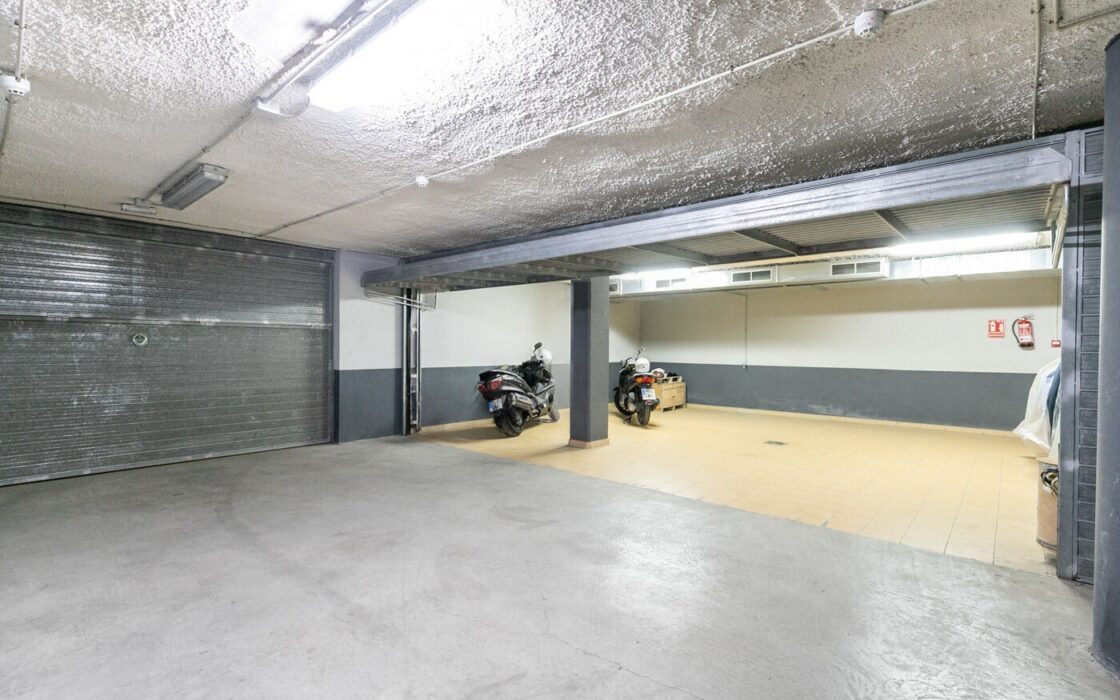 Будинок у Барселоні 437 кв.м з терасою та видом на Гауді