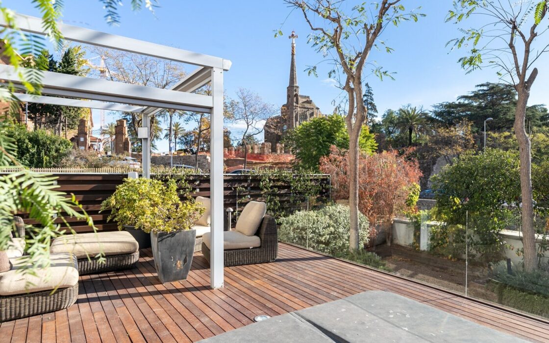 Будинок у Барселоні 437 кв.м з терасою та видом на Гауді