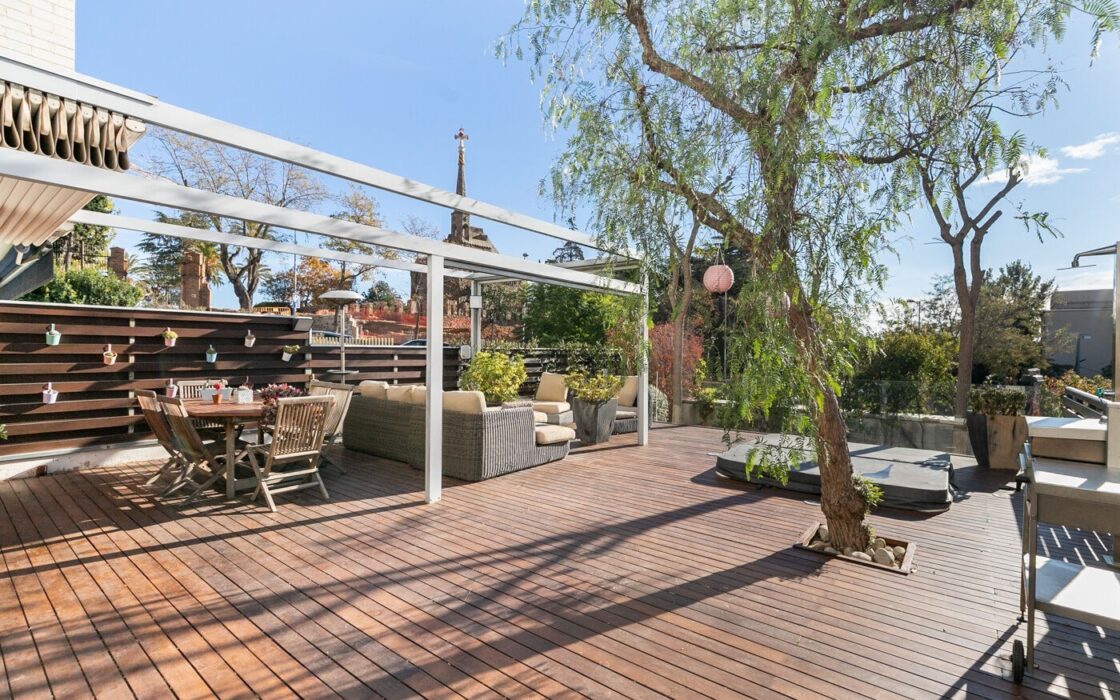 Будинок у Барселоні 437 кв.м з терасою та видом на Гауді