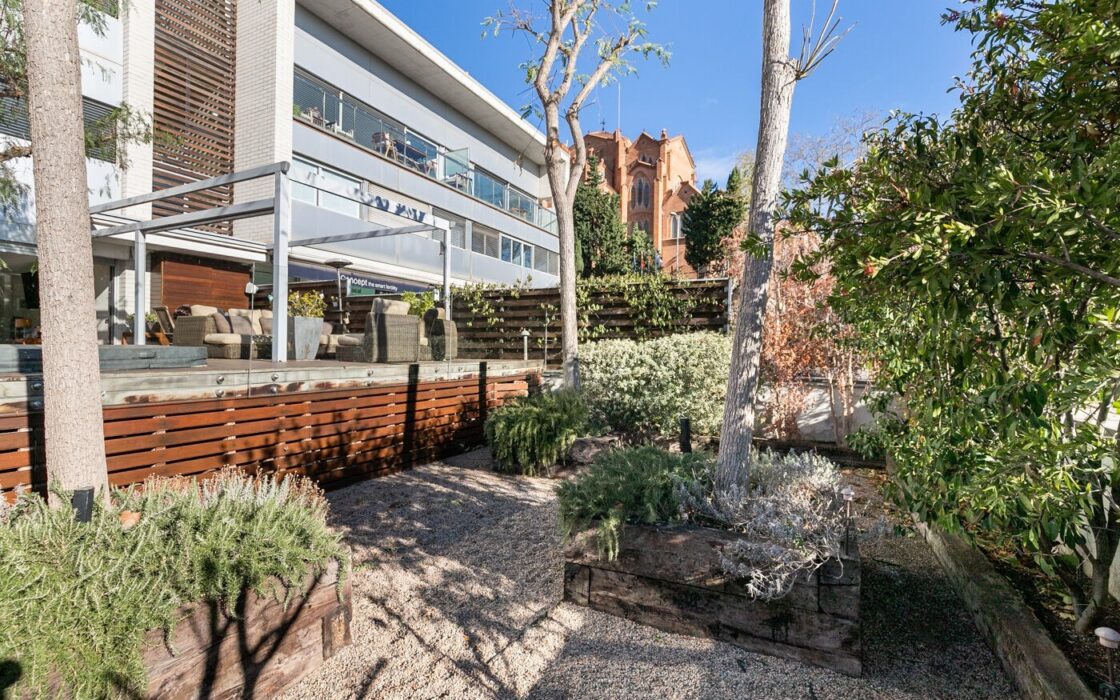 Будинок у Барселоні 437 кв.м з терасою та видом на Гауді