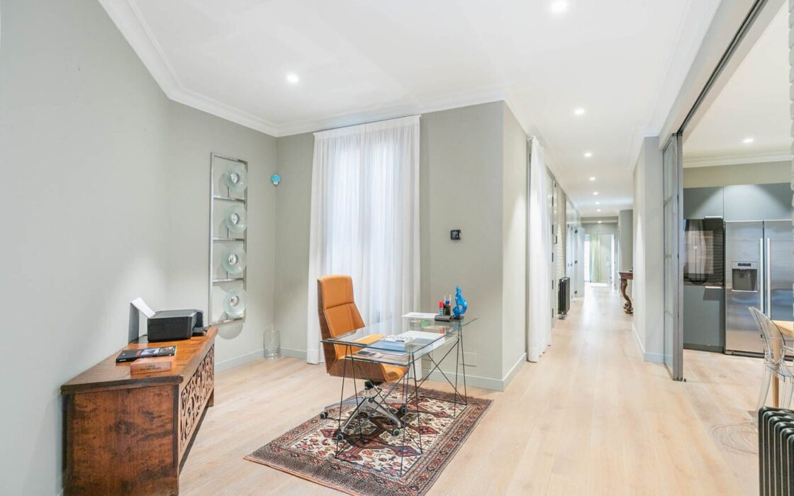 Просторная квартира с террасой в Эшампле, Барселона 3 комнаты