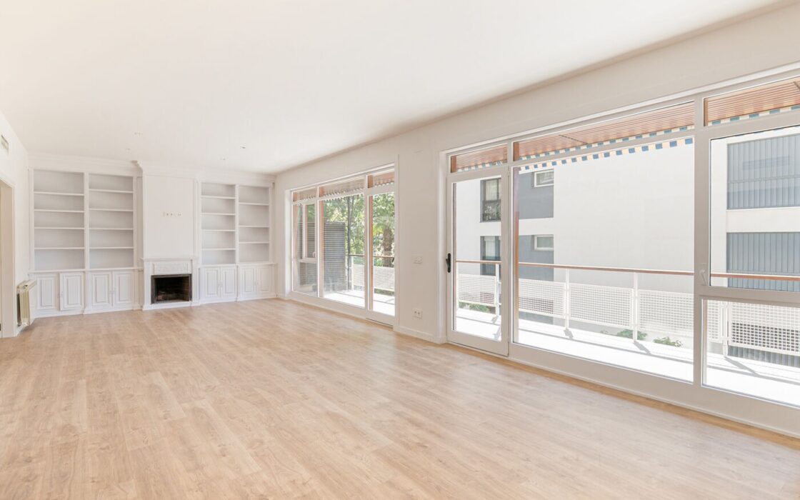 Простора квартира з терасою в Лес Трес Торрес, Барселона