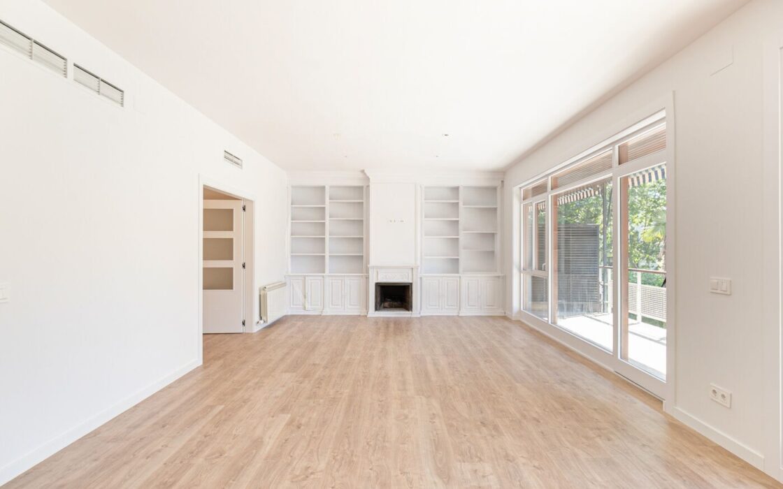 Простора квартира з терасою в Лес Трес Торрес, Барселона