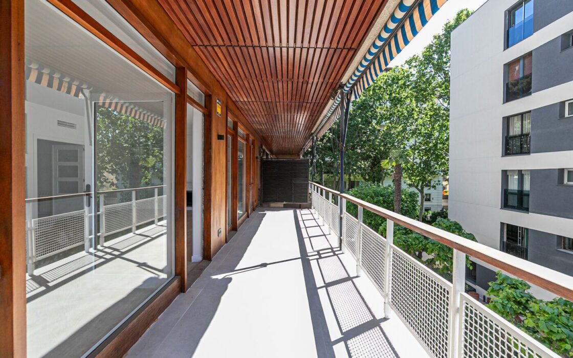 Простора квартира з терасою в Лес Трес Торрес, Барселона