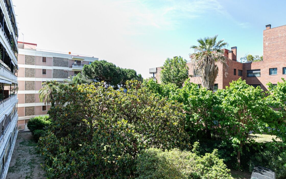 Простора квартира з терасою в Лес Трес Торрес, Барселона