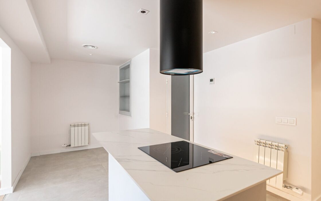 Простора квартира з терасою в Лес Трес Торрес, Барселона