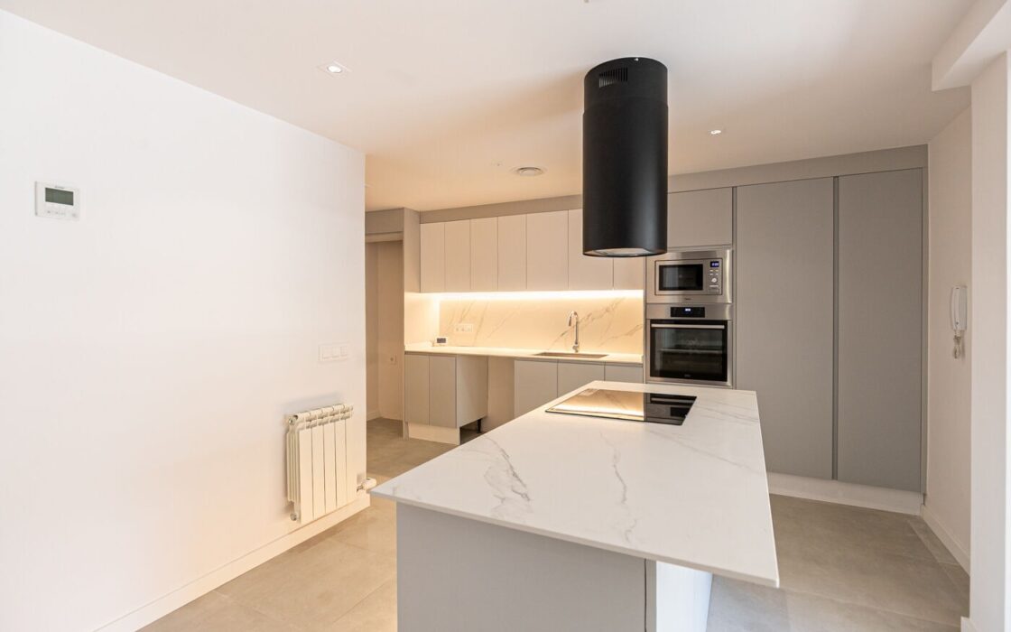 Простора квартира з терасою в Лес Трес Торрес, Барселона