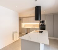 Простора квартира з терасою в Лес Трес Торрес, Барселона