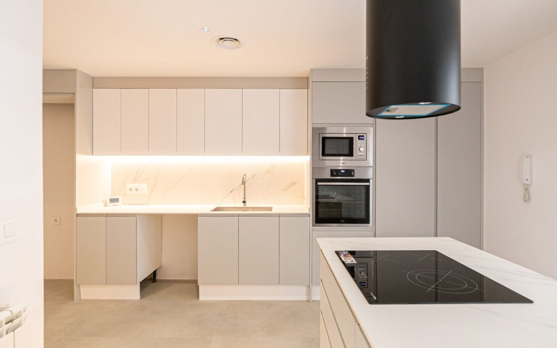 Простора квартира з терасою в Лес Трес Торрес, Барселона