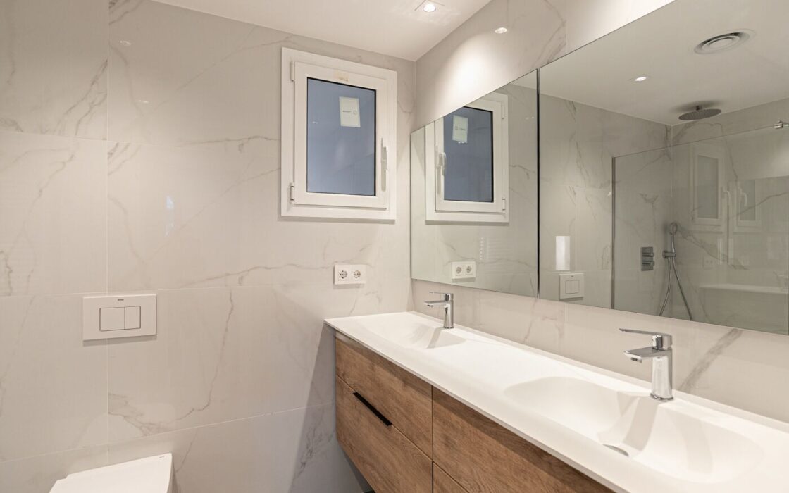 Простора квартира з терасою в Лес Трес Торрес, Барселона