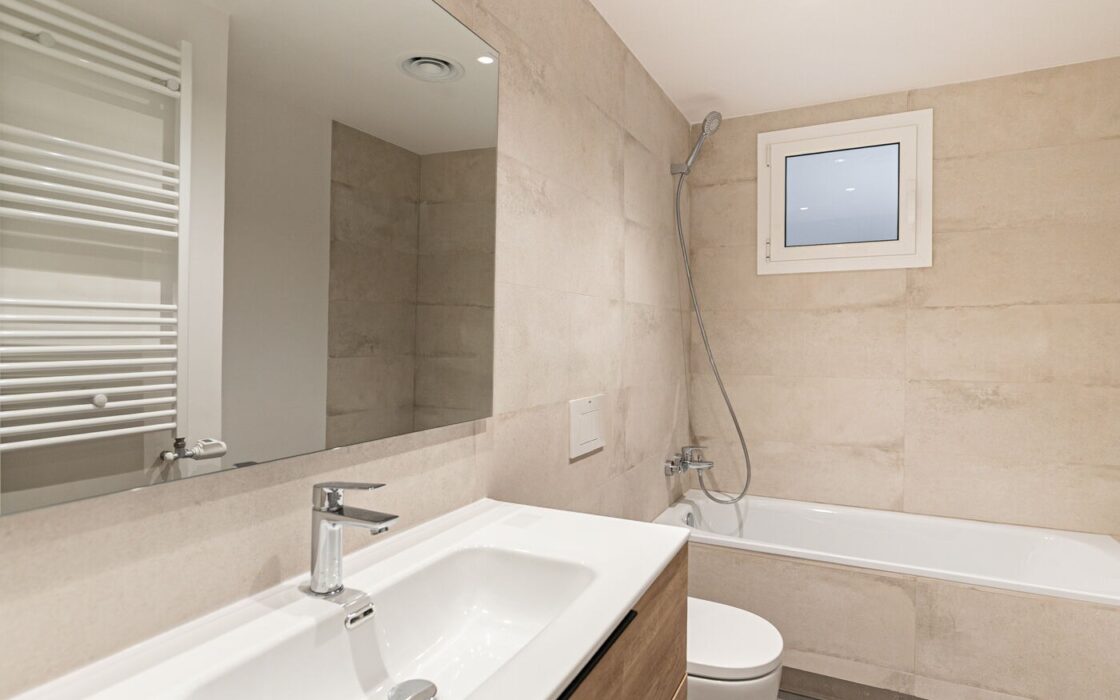 Простора квартира з терасою в Лес Трес Торрес, Барселона