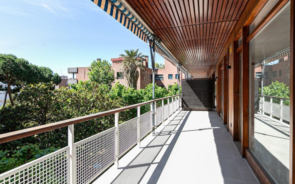 Простора квартира з терасою в Лес Трес Торрес, Барселона