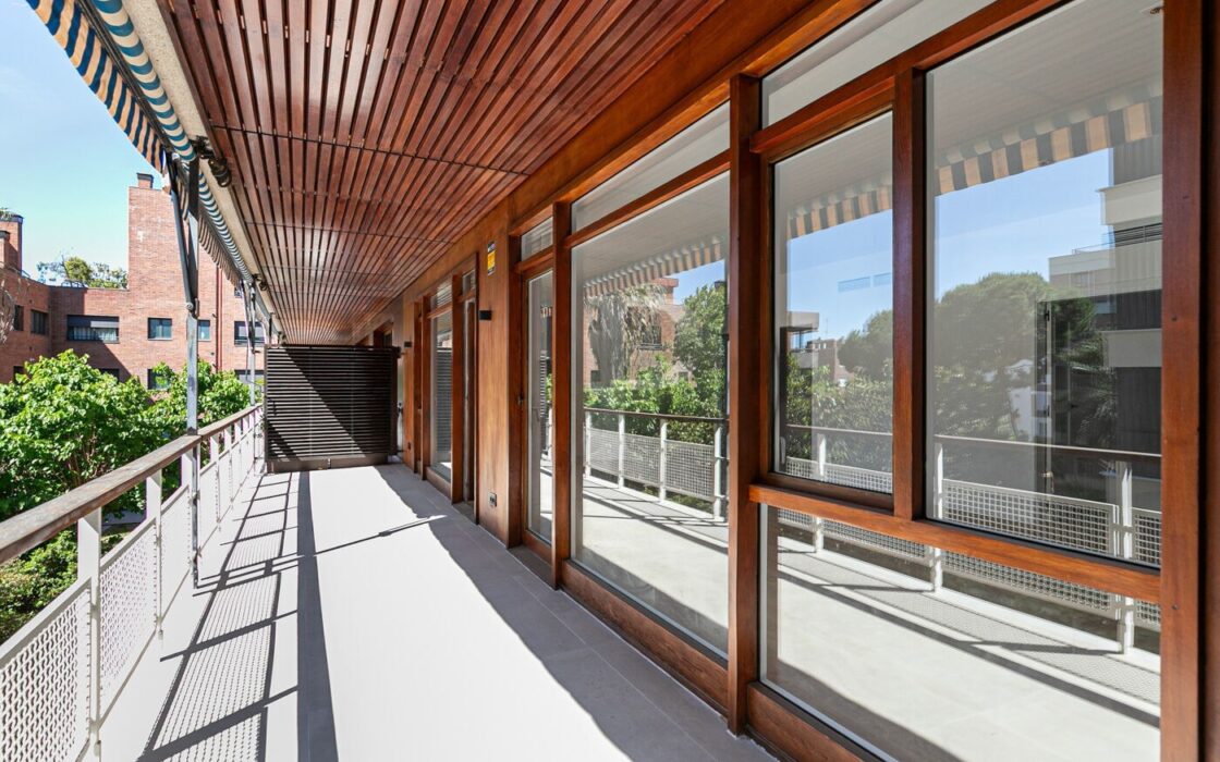 Простора квартира з терасою в Лес Трес Торрес, Барселона