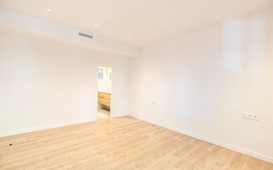 Простора квартира з терасою в Лес Трес Торрес, Барселона