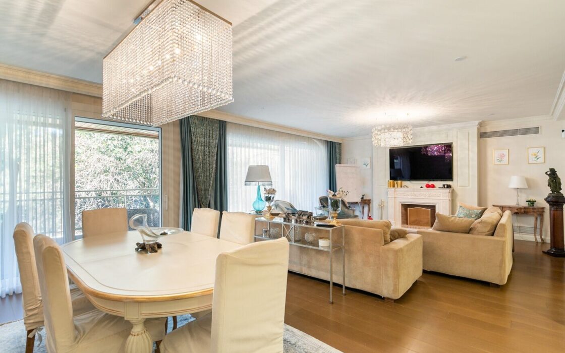 Отремонтированная квартира с террасой в Барселоне, 4 комнаты