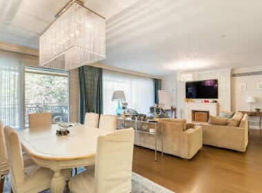 Отремонтированная квартира с террасой в Барселоне, 4 комнаты