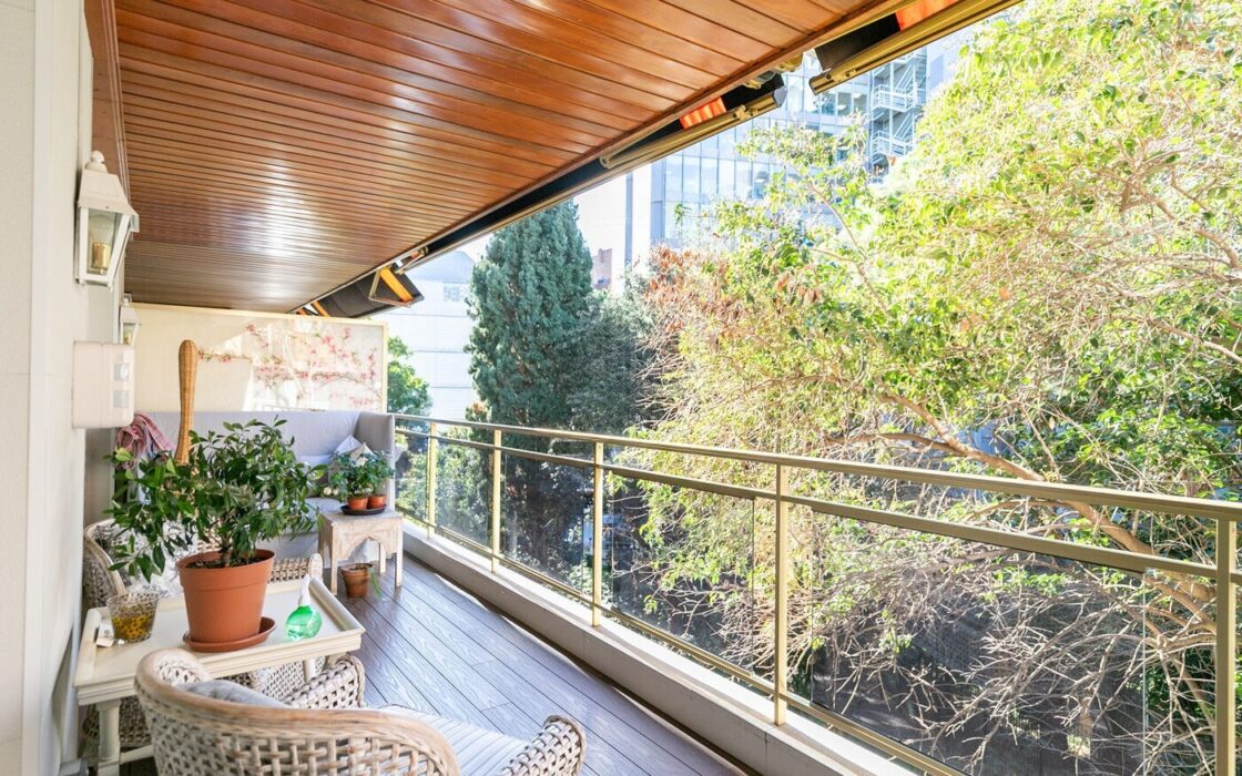 Отремонтированная квартира с террасой в Барселоне, 4 комнаты